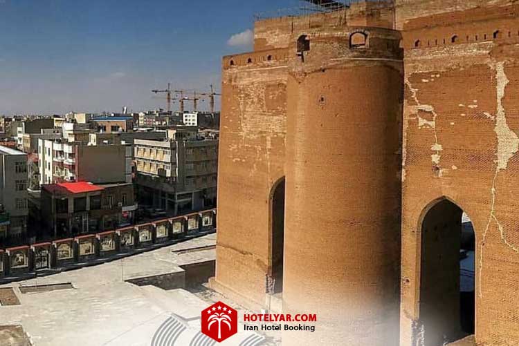 تصویر ارگ علیشاه تبریز و ساختمان های اطراف آن