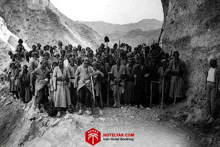 تصویر کارگران در حال ساخت جاده چالوس در سال 1312