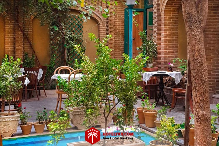 نمایی زیبا از حیاط خانه فاموری