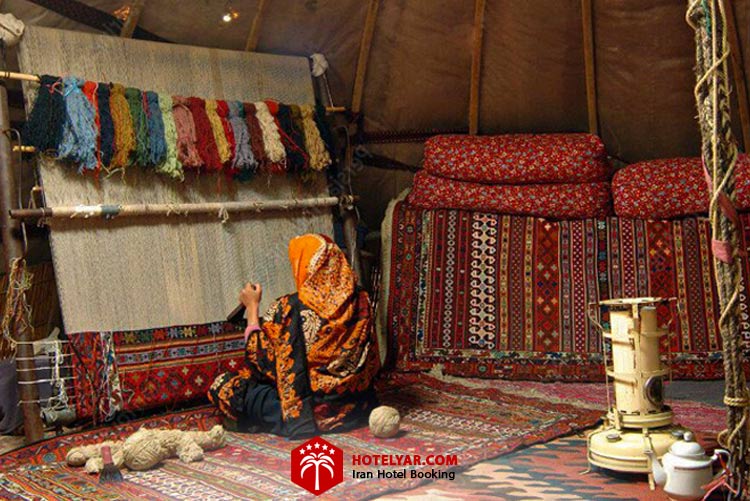 بانوان عشایری در حال قالی بافی
