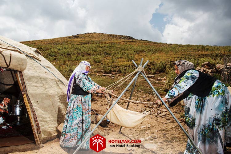 بانوان عشایری در حال مشک زنی